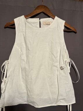 Doe & Rae White Sleeveless Tie-Side Tank Top
